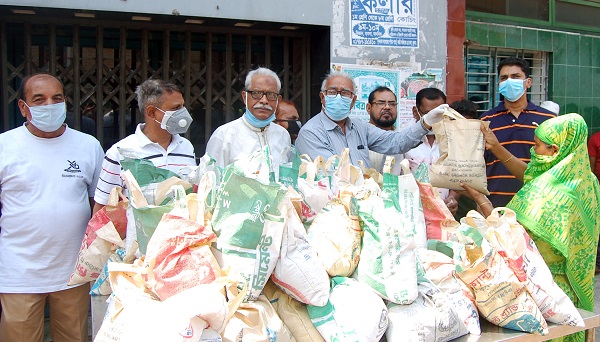 সিটি মেয়র নগরীতে নিম্ন আয়ের ব্যক্তিদের মাঝে নিত্যপ্রয়োজনীয় সামগ্রী বিতরণ