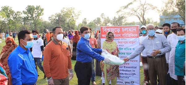 খুলনায় হোটেল ও দর্জি শ্রমিকদের মাঝে জেলা প্রশাসনের খাদ্যসামগ্রী বিতরণ