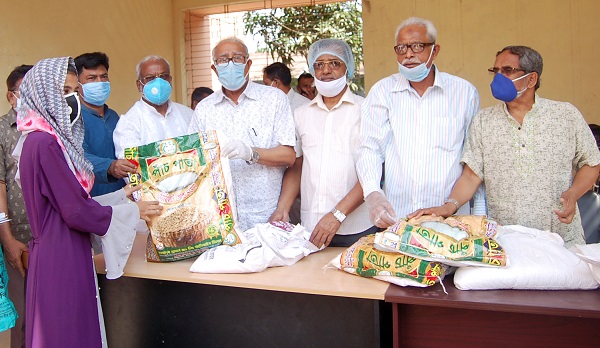 নিম্নআয়ের ব্যক্তিদের মাঝে সিটি মেয়রের ত্রাণ সামগ্রী বিতরণ