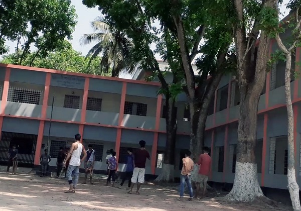 যশোর আরবপুর ইউনিয়নের মাঠে চলছে ক্রিকেট খেলা : খোজ নেই প্রশাসনের