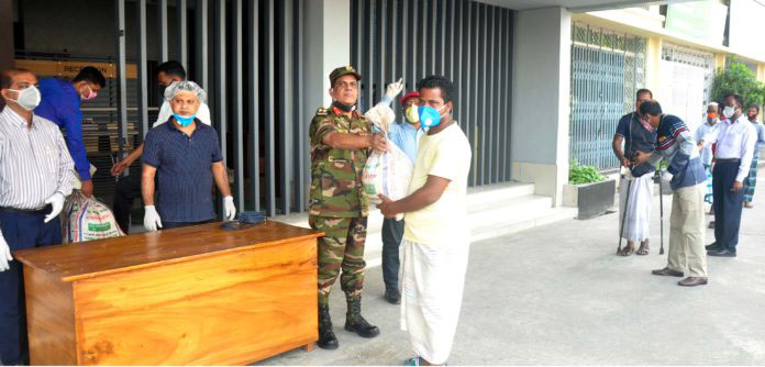 নগরীর নিম্ন আয়ের মানুষদের মাঝে খাদ্য সহায়তা দিতে দুঃস্থদের পাশে খুলনা উন্নয়ন কর্তৃপক্ষ