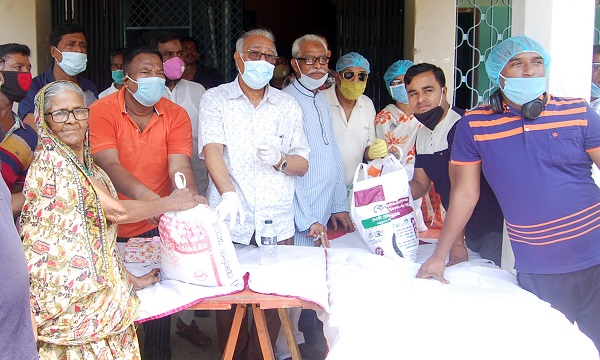 নিম্নআয়ের ব্যক্তিদের মাঝে সিটি মেয়রের ত্রাণ বিতরণ