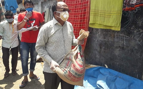 মোংলা পৌর মেয়র করোনায় কর্মহীন ২ হাজার দরিদ্র পরিবারে খাদ্য সামগ্রী পৌঁছে দিলেন