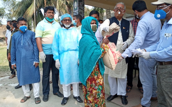 মোংলায় কর্মহীনদের মাঝে কেসিসি মেয়রের খাদ্য সামগ্রী বিতরণ