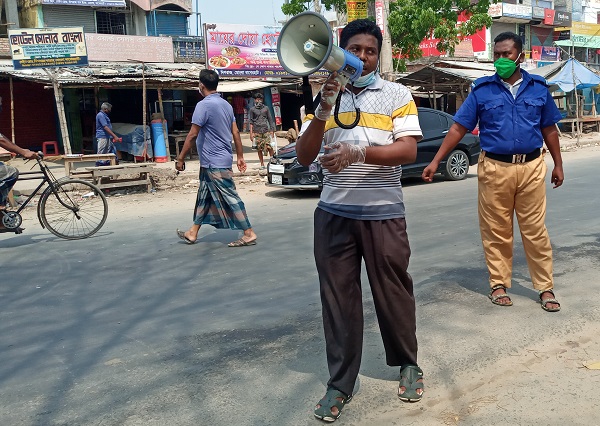 মোংলার দিগরাজ বাজারে জীবাণুনাশক স্প্রে, ঘরে পৌঁছে দেয়া হচ্ছে খাবার