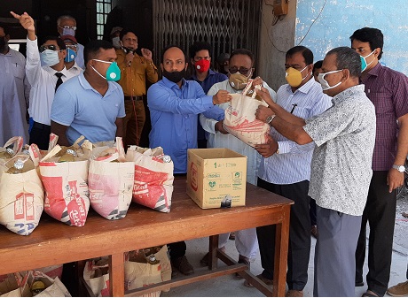 ঘরবন্দি অসহায় ২৫০ পরিবারের মাঝে খাদ্য সামগ্রী বিতরণ করলেন ঝিনাইদহ জেলা আইনজীবী সমিতি