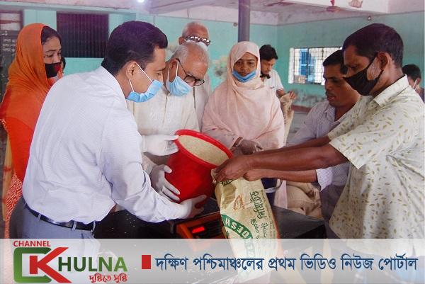 পাটকল শ্রমিকদের মাঝে সিটি মেয়রের খাদ্যসামগ্রী বিতরণ