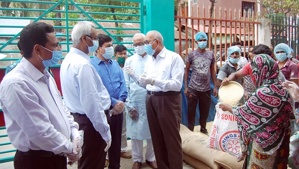 বিহারী ক্যাম্পের কর্মহীনদের মাঝে খাদ্যসামগ্রী বিতরণ
