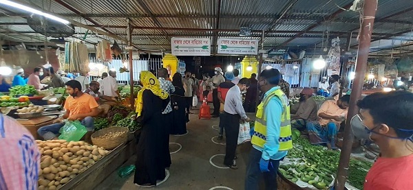 কেএমপি’র উদ্দোগে বাজারে সুরক্ষা রেখা অঙ্কনসহ জীবাণুনাশক স্প্রে