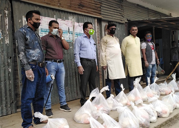নওগাঁর আত্রাইয়ে পতিসর ক্ষুদ্র ব্যবসায়ী সমবায় সমিতির ত্রাণ সামগ্রী বিতরণ