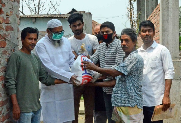 নারায়ণগঞ্জ দেলপাড়ায় সংবাদকর্মীর উদ্যোগে ত্রাণ বিতারণ