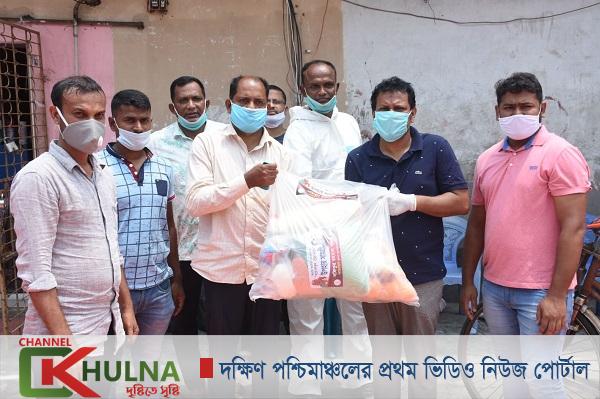 খুলনায় করোনায় মৃতের পরিবারসহ ৪০ পরিবারকে যুবলীগ নেতা পলাশের খাদ্যদ্রব্য প্রদান