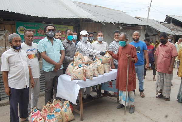 ৩০নং ওয়ার্ড বিএনপি’র খাদ্যসামগ্রী বিতরণ রূপসার হতদরিদ্র পরিবারে