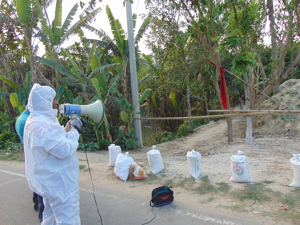 টুঙ্গিপাড়ায় লকডাউনে থাকা ৬টি পরিবারের পাশে উপজেলা প্রশাসন ও চেয়ারম্যান