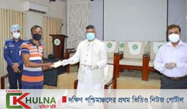 যশোরে আত্নসমর্পনকারী ২ চরমপন্থীকে আর্থিক সহায়তা প্রদান