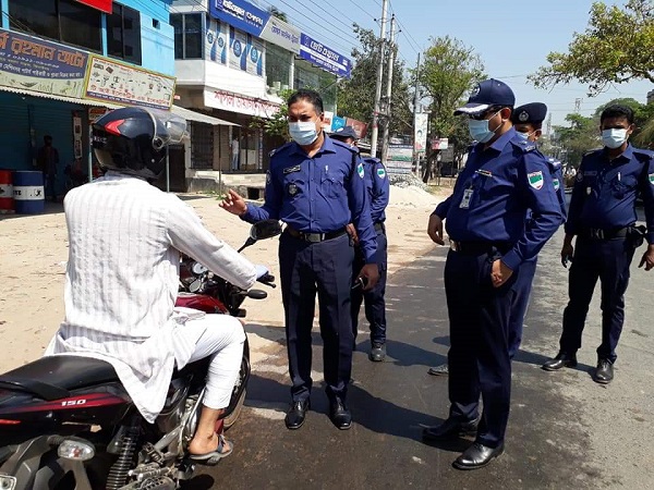 ঝিনাইদহে করোনা প্রতিরোধে কঠোর অবস্থানে পুলিশ