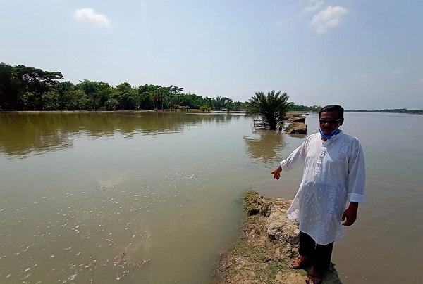 কপোতাক্ষের পানি বৃদ্ধি পেয়ে পুরাতন ভেড়ি বাধ ভেঙে প্লাবিত