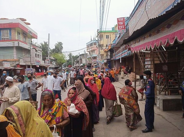 লাইনে দাঁড়িয়ে নেই কোন সামাজিক দুরত্ব
