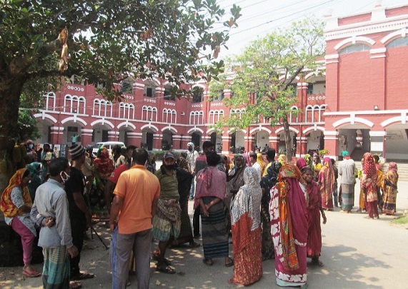যশোরে ত্রাণবঞ্চিতদের বিক্ষোভ : ত্রাণের তালিকায় নেই নাম