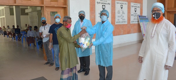 করোনা ভাইরাসের কারণে কর্মহীন অসহায় ও দুস্থ্যদের মধ্যে অফিসার্স এসোসিয়েশনের উদ্যোগে খাদ্য সামগ্রী বিতরণ