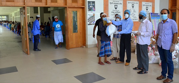 করোনা ভাইরাসের কারণে কর্মহীন অসহায় ও দুস্থ্যদের মধ্যে কুয়েট শিক্ষক সমিতির উদ্যোগে খাদ্য সামগ্রী বিতরণ