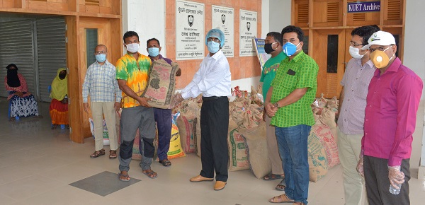 কুয়েট হল কর্মচারীদের মধ্যে খাদ্য সামগ্রী বিতরণ