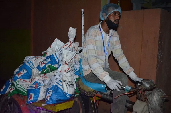 মোংলায় করোনায় কর্মহীন দরিদ্র ও নিম্নমধ্যবিত্তদের পাশে দাঁড়িয়েছে ‘ময়লাপোতার মোড় যুব সমাজ কল্যাণ সংঘ’