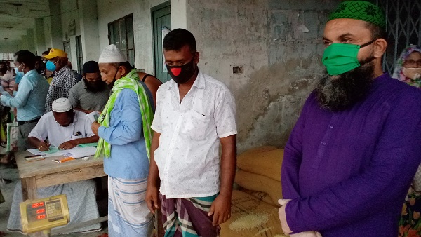 মোংলায় বিশেষ ওএমএস’র আওতায় প্রথম দিন ১০টাকা দরে চাল পেল ২৬০জন