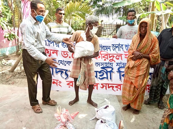 লায়ন ড. ফরিদের করোনায় কর্মহীন ও গৃহবন্দী পরিবারের মাঝে খাদ্য সামগ্রী বিতরণ