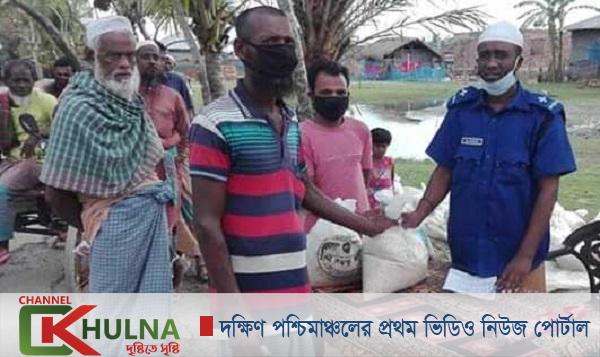 রামপালের  পেড়িখালী গ্রামে দফাদার নুর মোহাম্মাদের খাদ্য সামগ্রী প্রদান