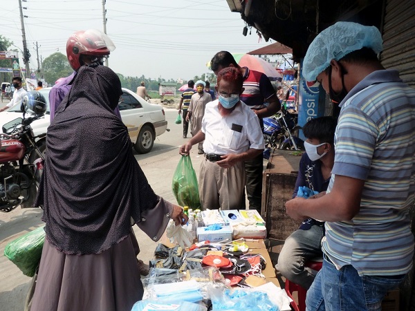 যশোরে করোনায় সুরক্ষা সামগ্রী বিক্রয় হচ্ছে ফুটপাতে : মান নিয়ে প্রশ্ন