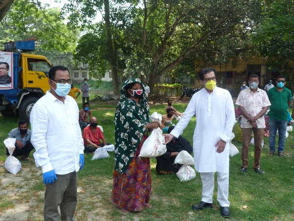 যশোরে এমপি কাজী নাবিল আহমেদের ত্রাণ বিতরণ