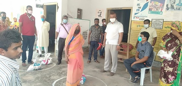 তালার জালারপুর ইউনিয়নে ১২৫ অসহায় মাঝে চাল বিতরণ