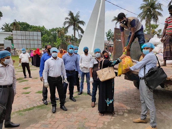 তালায় বুরো বাংলাদেশ’র ২৩০ পরিবারের মধ্যে খাদ্যসামগ্রী বিতরণ