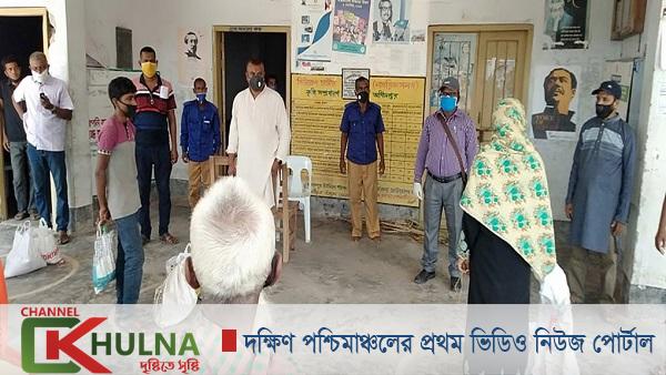 তালার জালালপুর পরিষদের উদ্যোগে দুঃস্থ পরিবারের মাঝে চাল ও সবজি বিতরণ