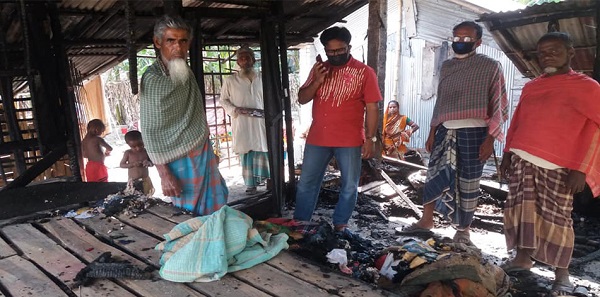 তালায় দিনদুপুরে অগ্নিকান্ডে দু’টি ঘর পুড়ে ভস্মীভূত