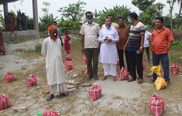 টুঙ্গিপাড়ায় ৪’শ পরিবারের মাঝে খাদ্য সামগ্রী বিতরন