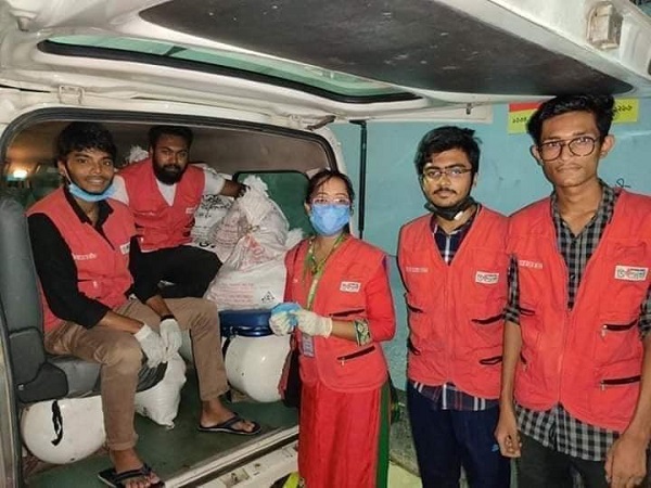 মানুষের কাছে পৌঁছে যাচ্ছে উৎসর্গের উপহার