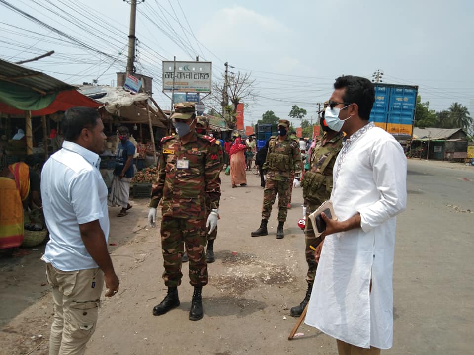 খুলনা বটিয়াঘাটায় বেশি দামে পণ্য বিক্রি ও অহেতুক ঘোরাফেরা করায় অর্থদণ্ড