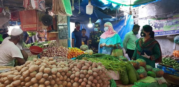 নগরীতে অতিরিক্ত মূল্যে নিত্যপণ্য বিক্রয়ের অপরাধে জেলা প্রশাসনের অর্থ দন্ড