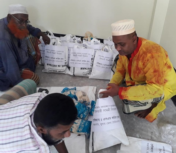 বটিয়াঘাটায় রাতের অন্ধকারে খাদ্য সামগ্রী পৌছায় দিচ্ছে সাবেক ছাত্রলীগনেতা