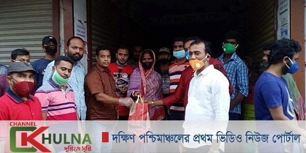 বটিয়াঘাটায় সাবেক ছাত্রলীগ নেতৃবৃন্দের খাদ্যসামগ্রী বিতরণ