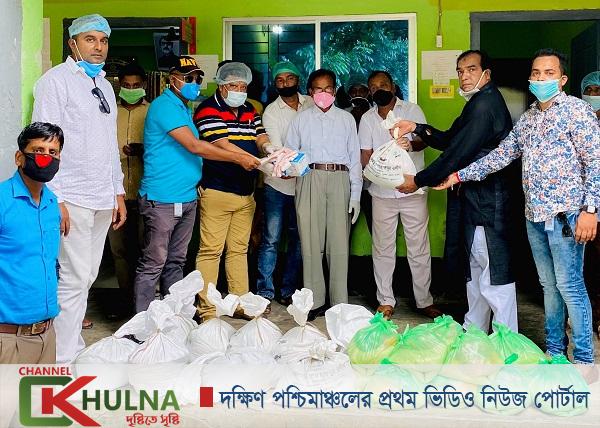 বটিয়াঘাটা উপজেলার ৭ টি ইউনিয়নে জেলা আ’লীগের সভাপতি শেখ হারুনের  খাদ্যসামগ্রী বিতরণ