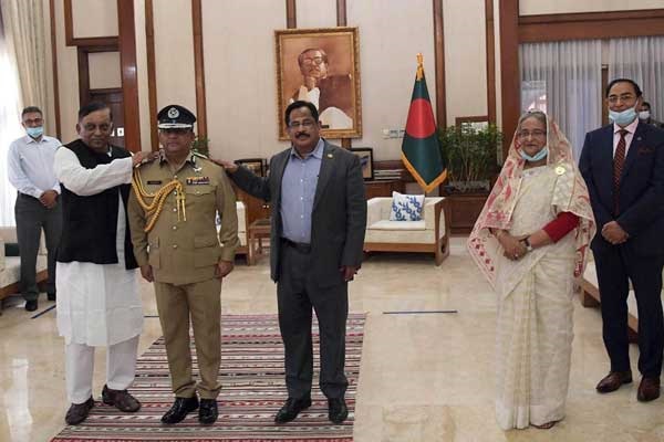 গণভবনে ব্যাজ পরানো হলো নতুন আইজিপিকে