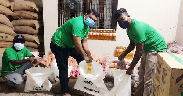 মাগুরার পাঞ্জেরীর উদ্যোগে অসহায় মানুষের মাঝে রাতের আধারে ত্রান বিতরন