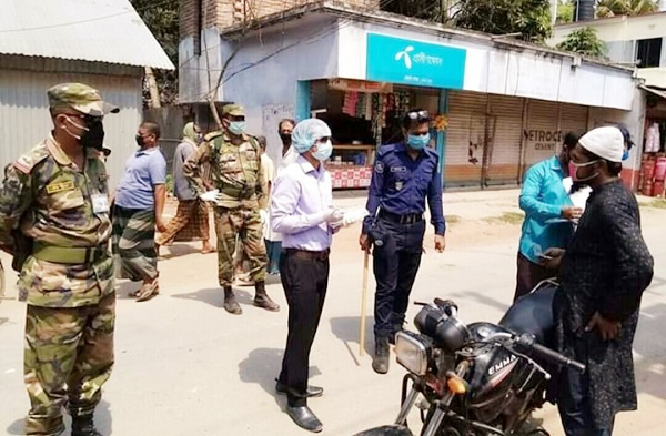সামাজিক দূরত্ব নিশ্চিত ও বাজার মূল্য স্থিতিশীল রাখতে মাগুরায় পুলিশ ও সেনাবাহিনীর অভিযান