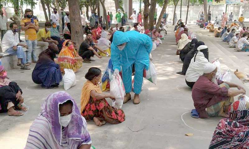 খাদ্যসামগ্রী নিয়ে কর্মহীনদের পাশে যুবলীগ