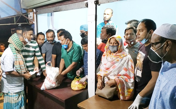 ১০ নং ওয়ার্ডে নিম্ন আয়ের মানুষের মাঝে যুবলীগের খাদ্য সহায়তা