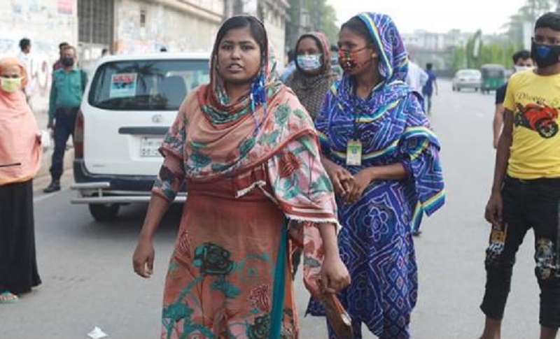 করোনা: কারখানার গেট থেকে ফিরে যাচ্ছেন শ্রমিকরা