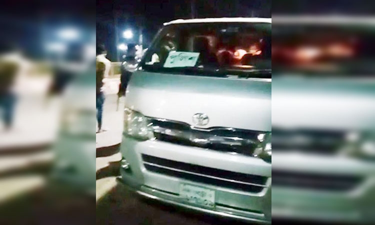 হাইয়েস গাড়িতে পুলিশের স্টিকার, ভেতরে সাধারণ যাত্রী!